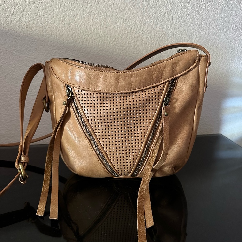 Lucky Brand tan leather crossbody handbag with adjustable strap.